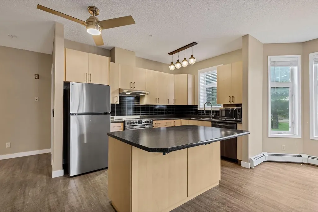 8 Country Village Bay NE Calgary AB T3K 5J7