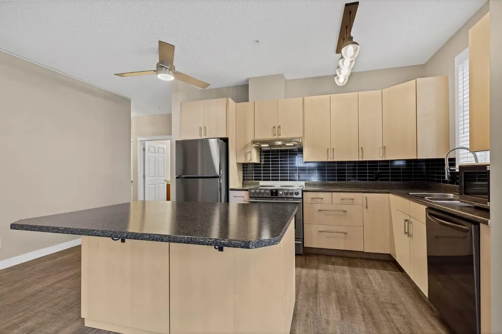 8 Country Village Bay NE Calgary AB T3K 5J7
