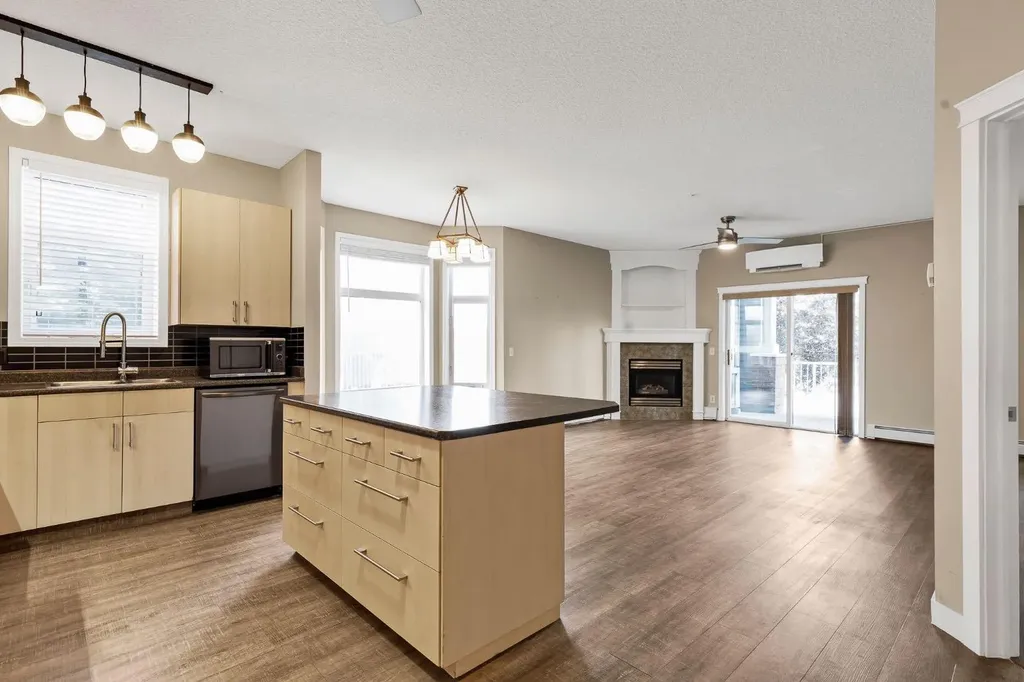 8 Country Village Bay NE Calgary AB T3K 5J7