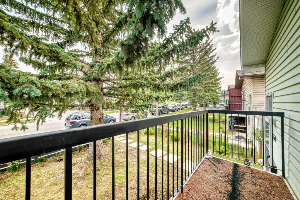 553 Macewan Drive NW Calgary AB T3K 3R2