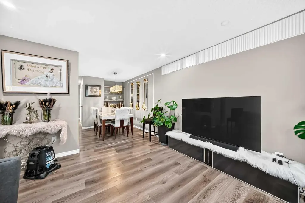 553 Macewan Drive NW Calgary AB T3K 3R2