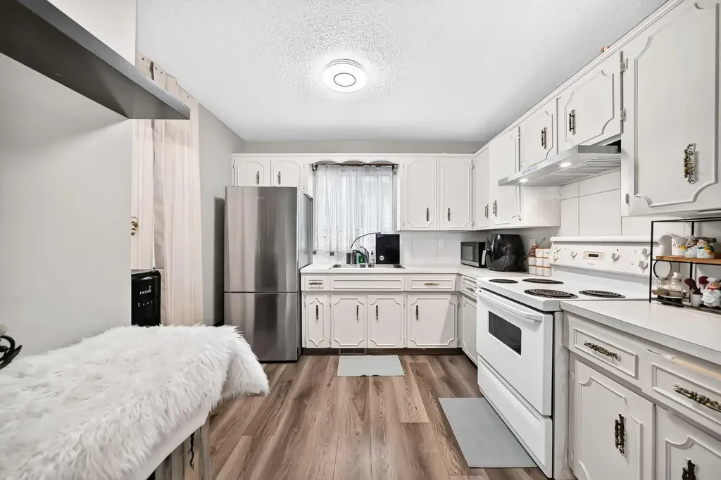 553 Macewan Drive NW Calgary AB T3K 3R2