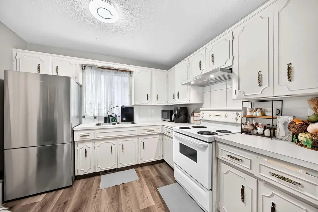 553 Macewan Drive NW Calgary AB T3K 3R2