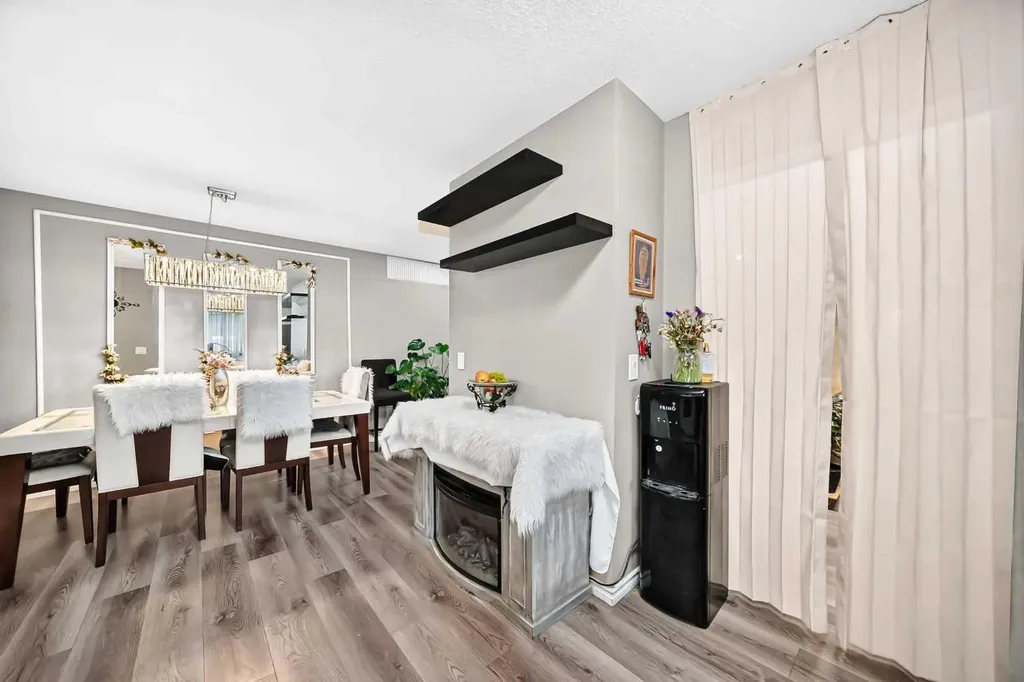 553 Macewan Drive NW Calgary AB T3K 3R2