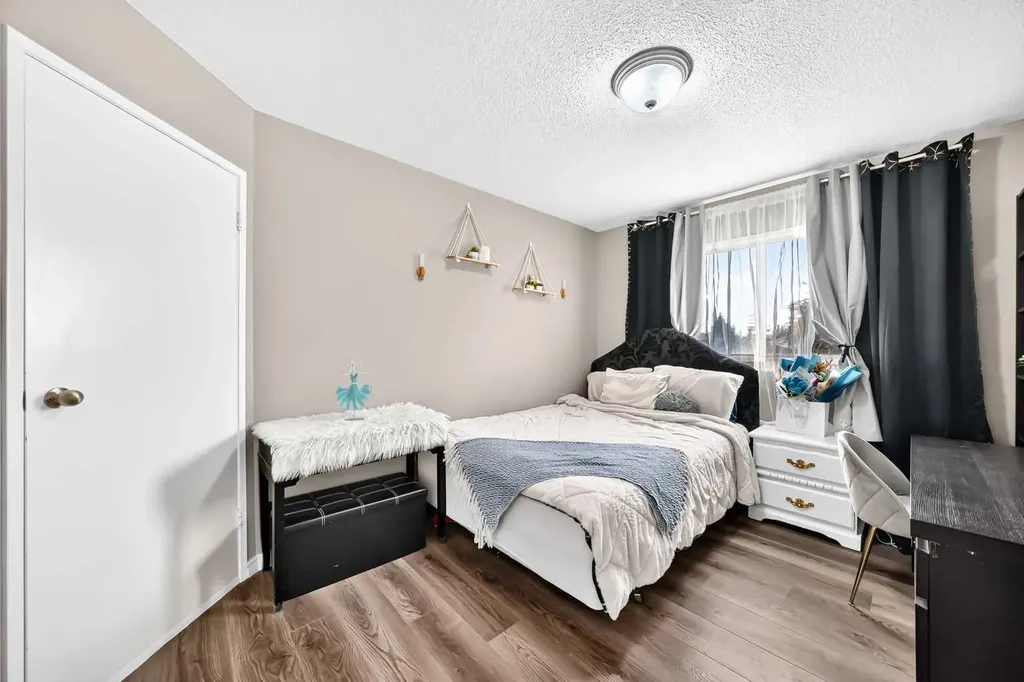 553 Macewan Drive NW Calgary AB T3K 3R2
