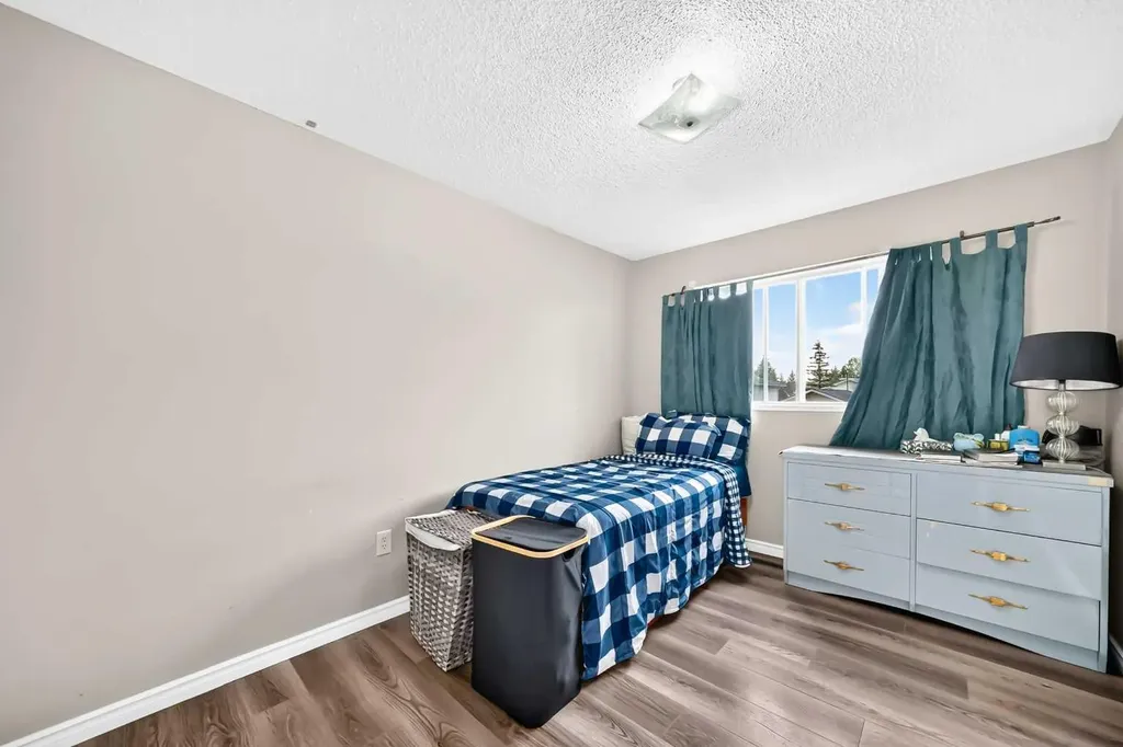 553 Macewan Drive NW Calgary AB T3K 3R2