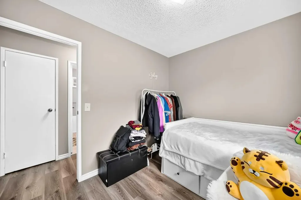 553 Macewan Drive NW Calgary AB T3K 3R2