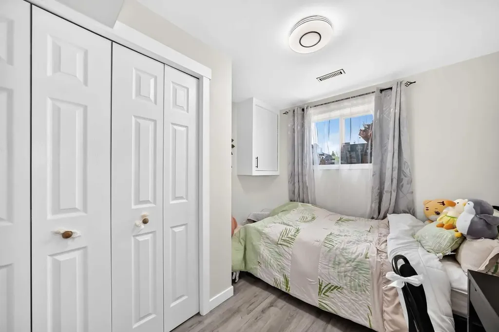 553 Macewan Drive NW Calgary AB T3K 3R2