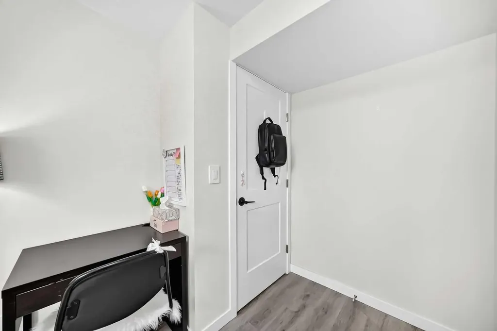 553 Macewan Drive NW Calgary AB T3K 3R2
