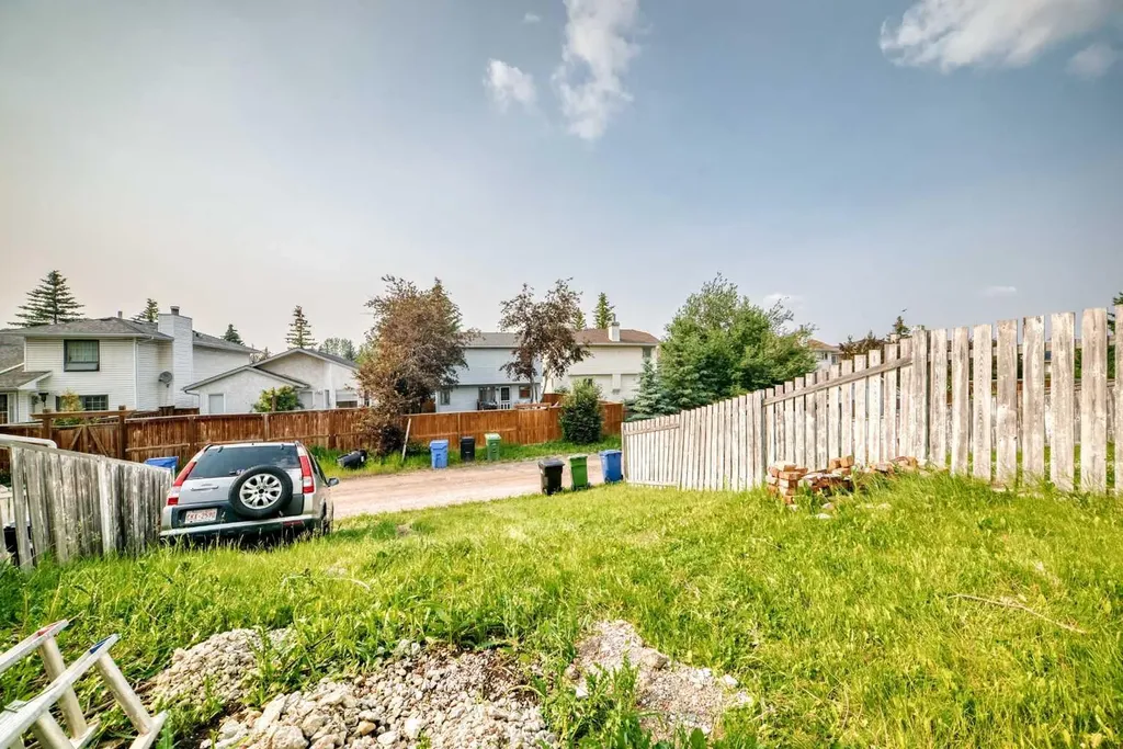 553 Macewan Drive NW Calgary AB T3K 3R2