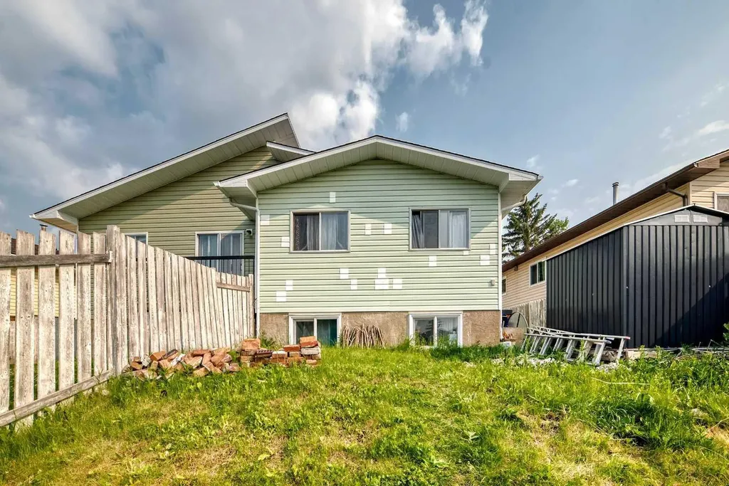 553 Macewan Drive NW Calgary AB T3K 3R2