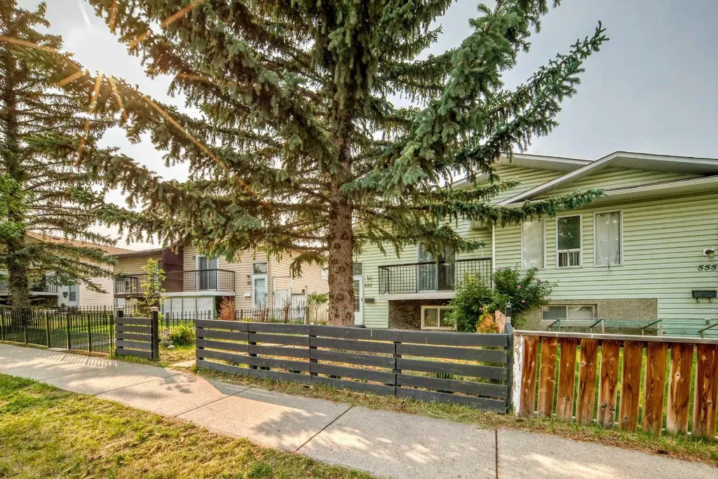 553 Macewan Drive NW Calgary AB T3K 3R2