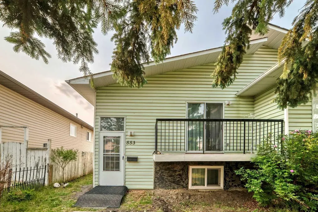 553 Macewan Drive NW Calgary AB T3K 3R2