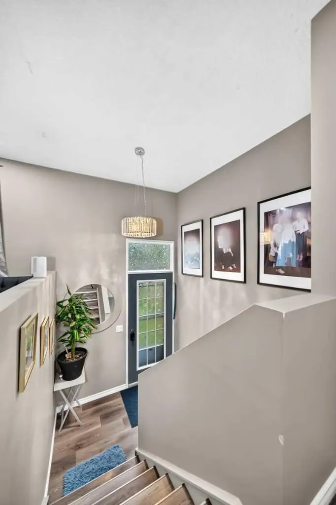 553 Macewan Drive NW Calgary AB T3K 3R2