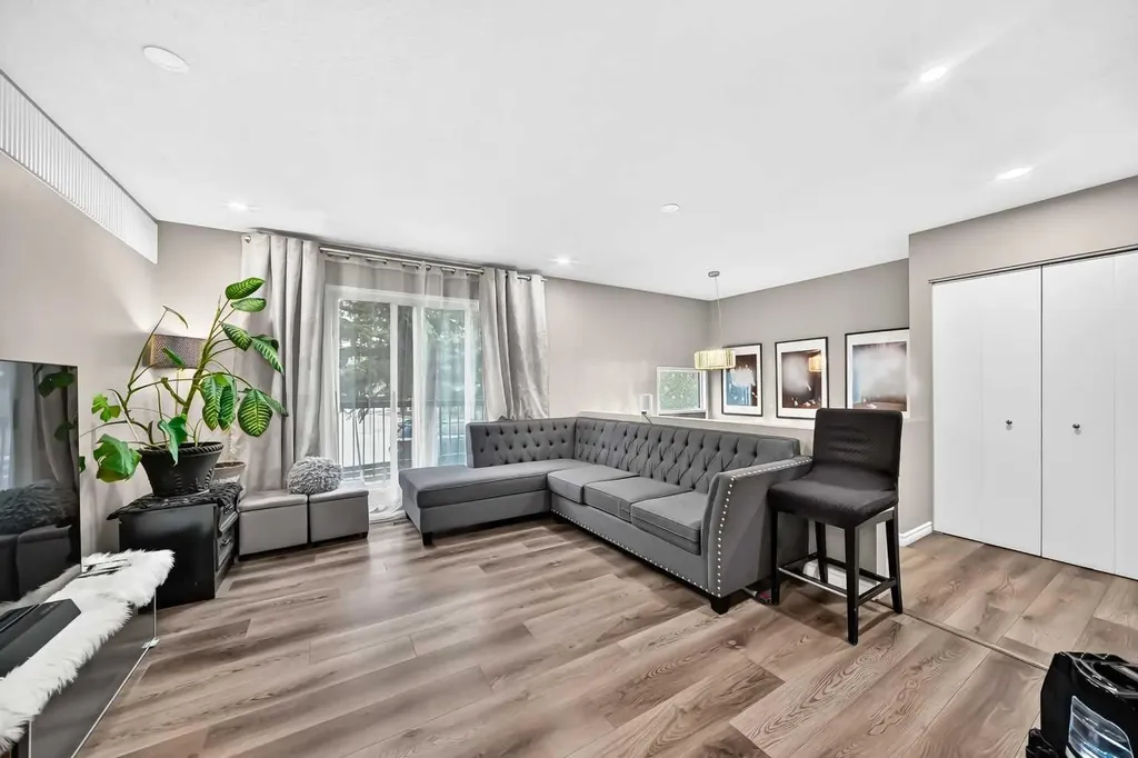 553 Macewan Drive NW Calgary AB T3K 3R2