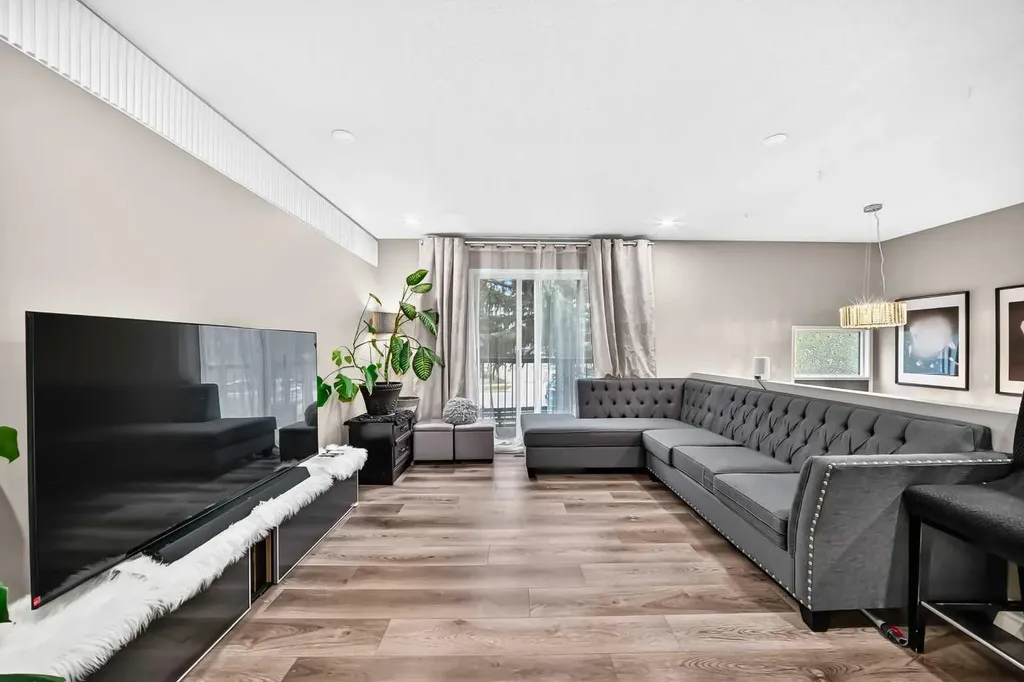 553 Macewan Drive NW Calgary AB T3K 3R2