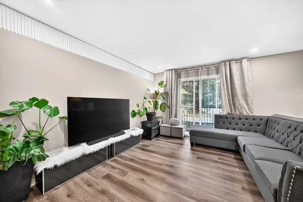 553 Macewan Drive NW Calgary AB T3K 3R2