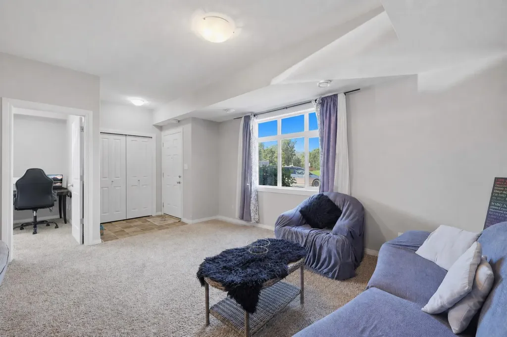 639 Oak Street Springbrook AB T4S 0E5