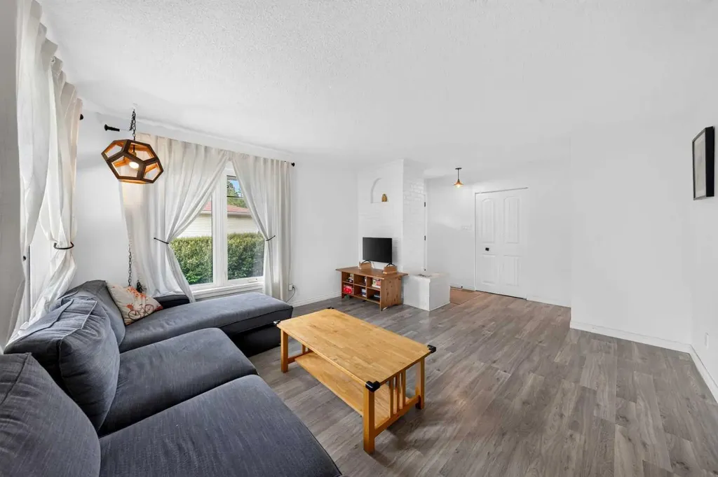 4819 Vanguard Road NW Calgary AB T3A 0R5