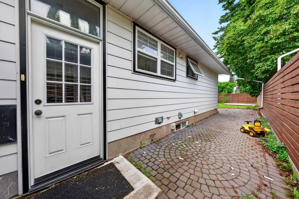 4819 Vanguard Road NW Calgary AB T3A 0R5