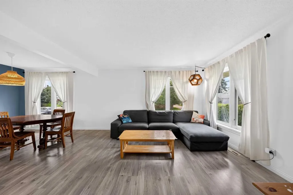 4819 Vanguard Road NW Calgary AB T3A 0R5