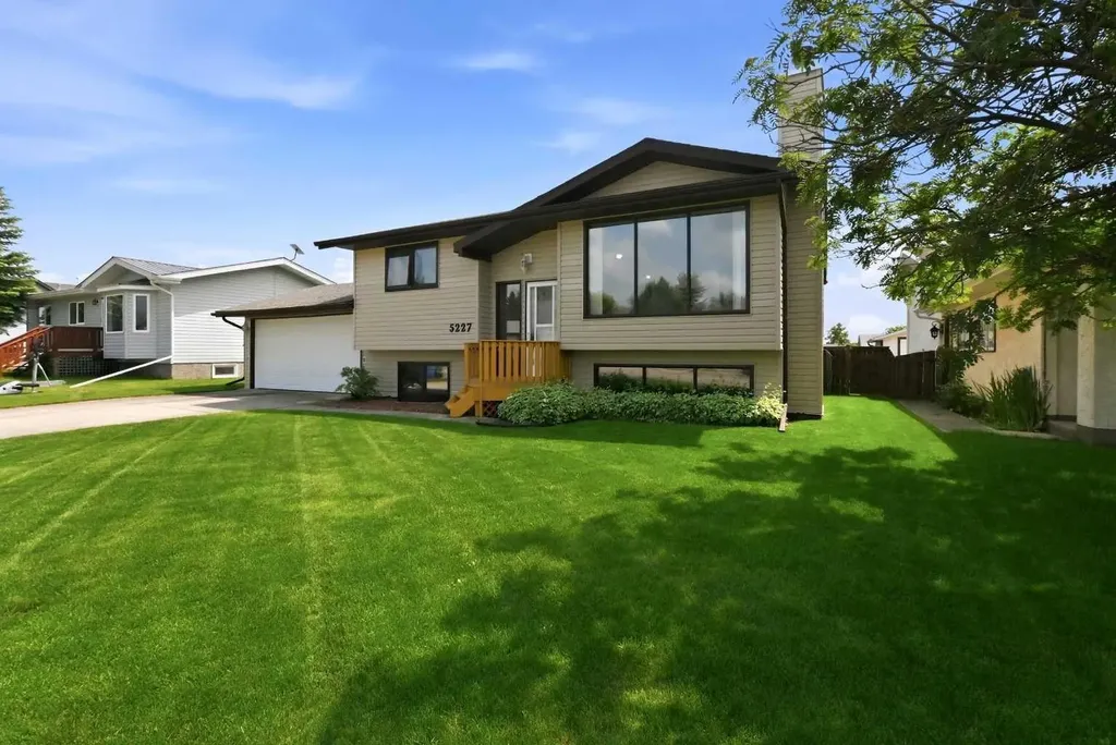 5227 55 Avenue Eckville AB T0M0X0