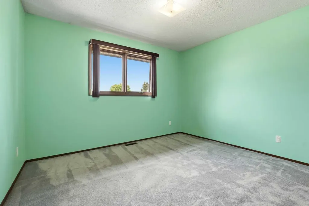 5227 55 Avenue Eckville AB T0M0X0
