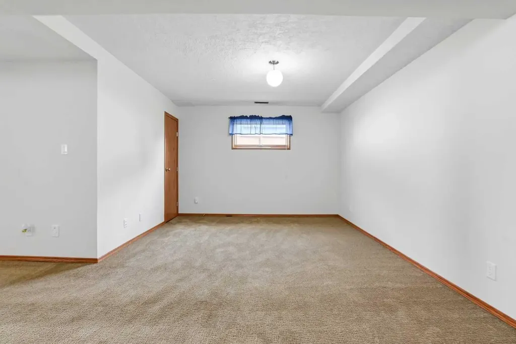 5227 55 Avenue Eckville AB T0M0X0