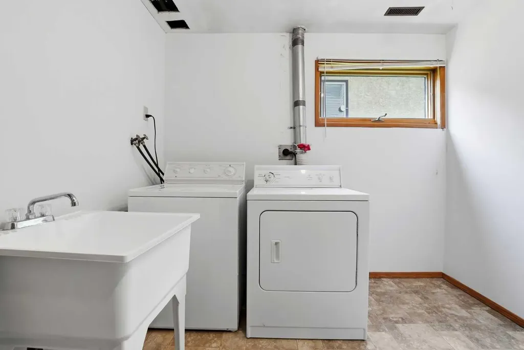 5227 55 Avenue Eckville AB T0M0X0