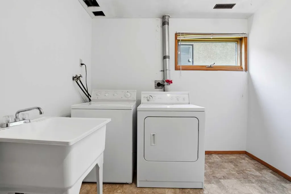 5227 55 Avenue Eckville AB T0M0X0