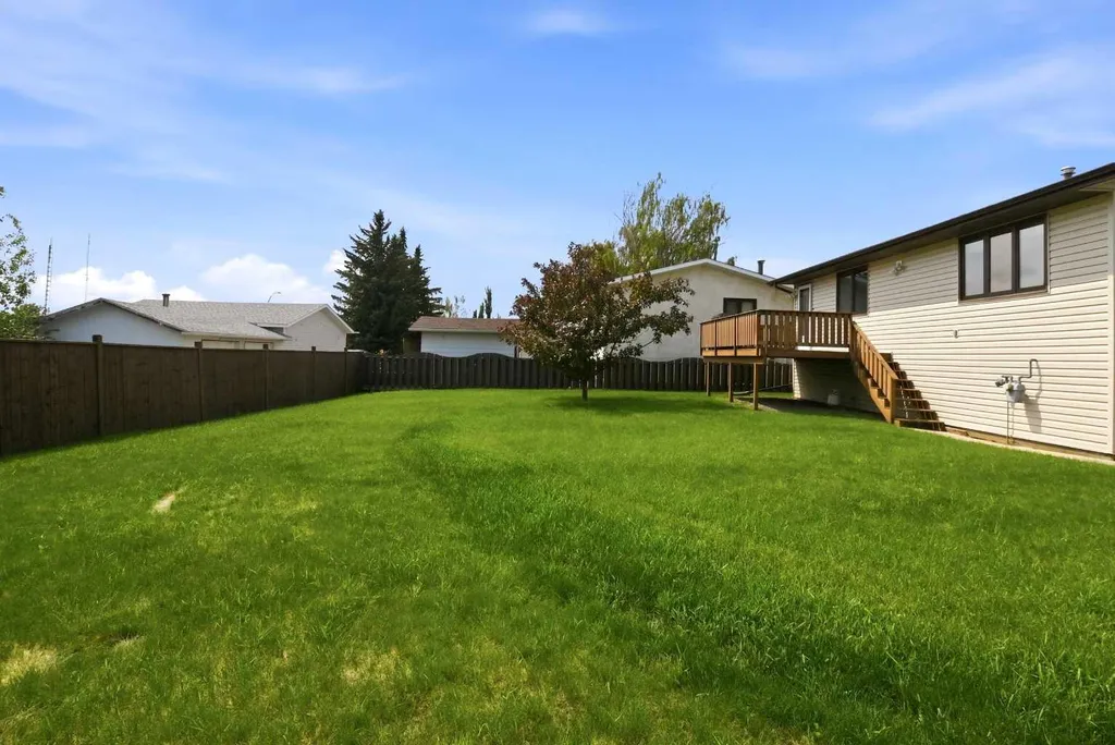 5227 55 Avenue Eckville AB T0M0X0