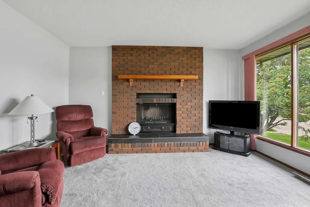 5227 55 Avenue Eckville AB T0M0X0