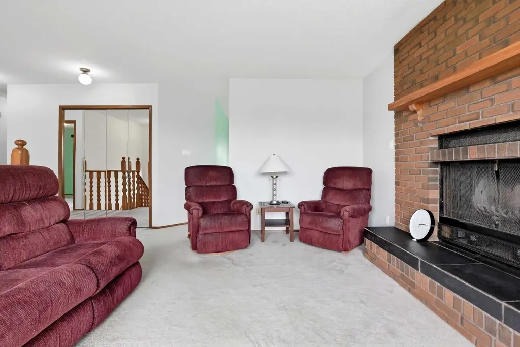 5227 55 Avenue Eckville AB T0M0X0