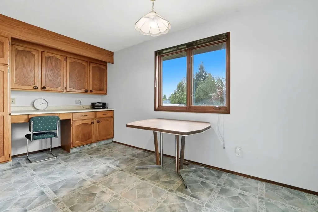 5227 55 Avenue Eckville AB T0M0X0