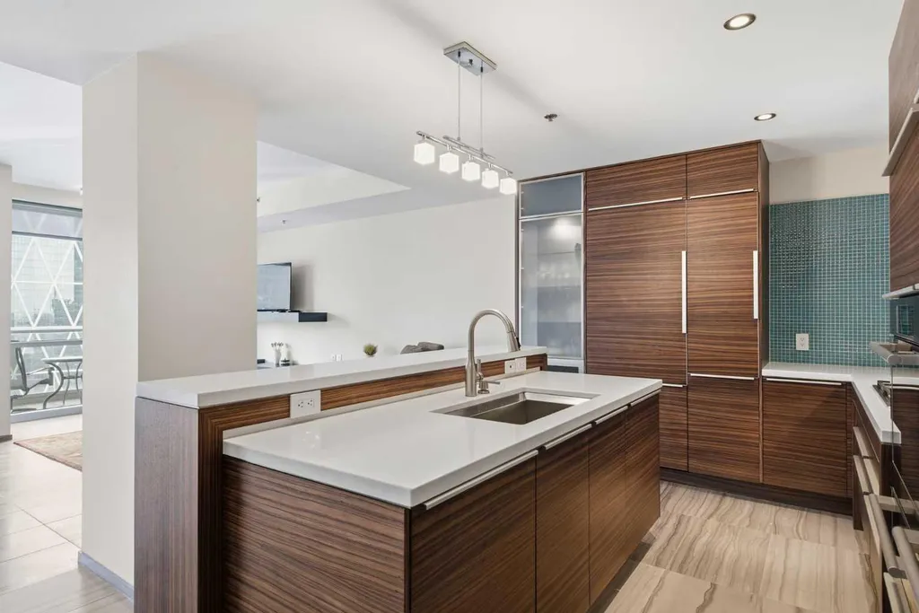 108 9 Avenue SW Calgary AB T2P 0S9