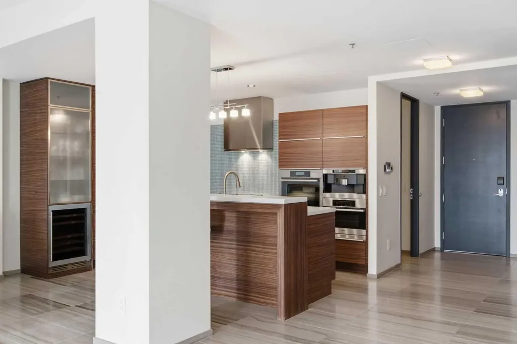 108 9 Avenue SW Calgary AB T2P 0S9