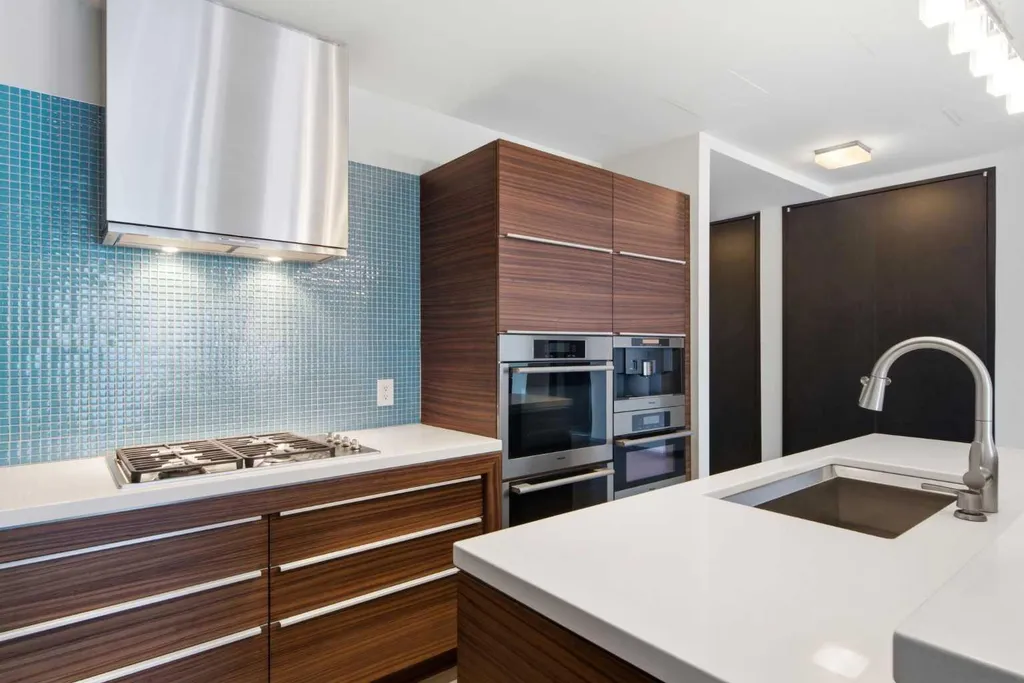 108 9 Avenue SW Calgary AB T2P 0S9