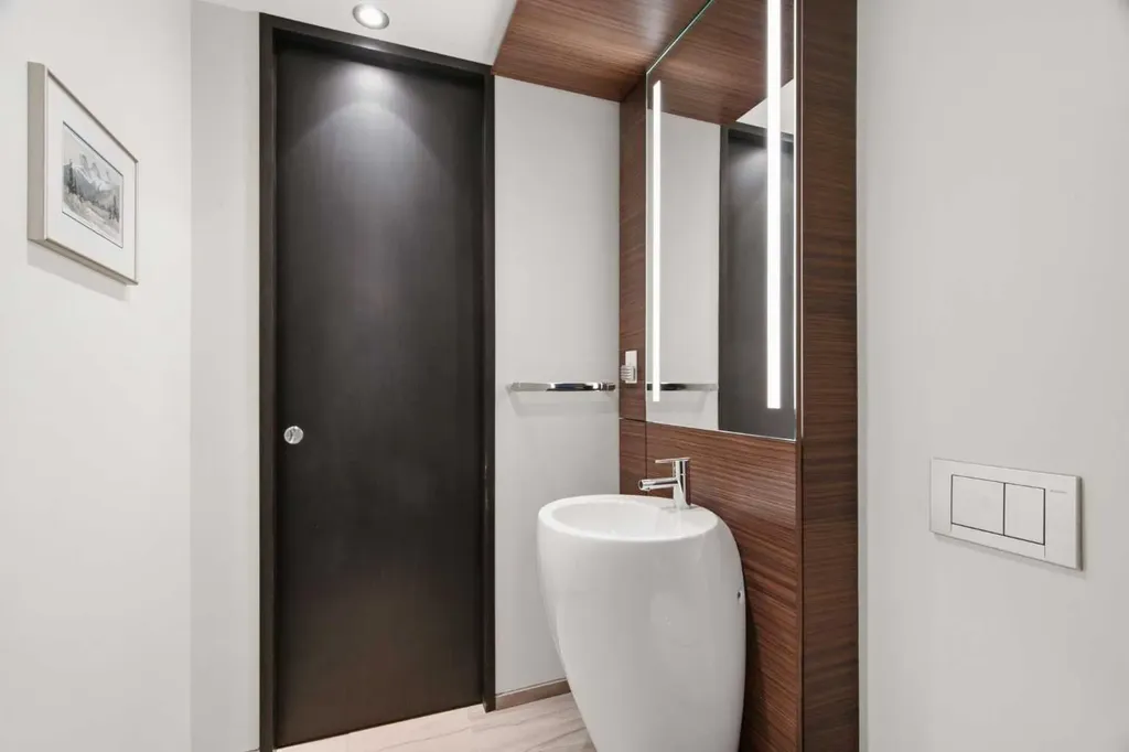 108 9 Avenue SW Calgary AB T2P 0S9