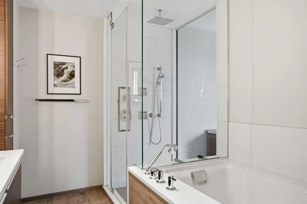108 9 Avenue SW Calgary AB T2P 0S9