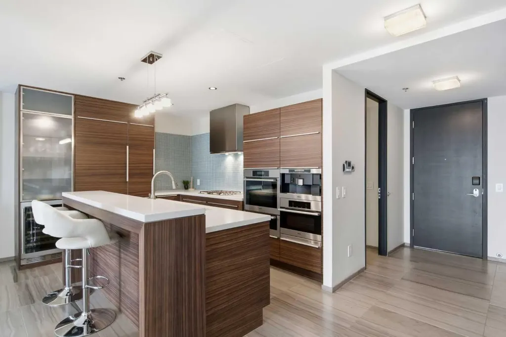 108 9 Avenue SW Calgary AB T2P 0S9