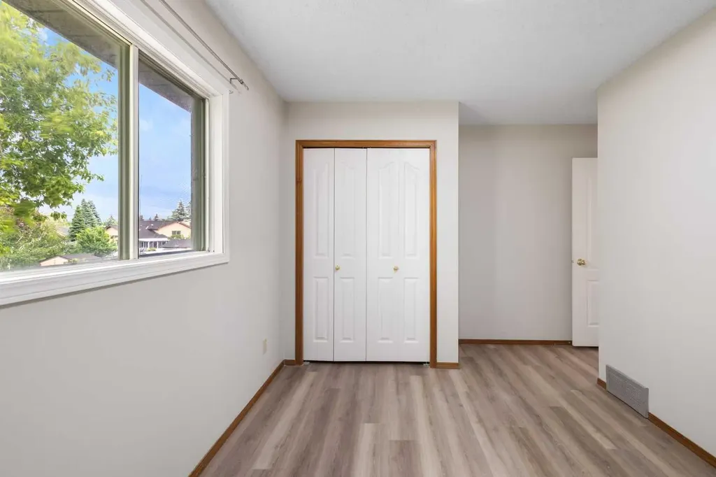 68 Scenic Acres Drive NW Calgary AB T3L 1C2