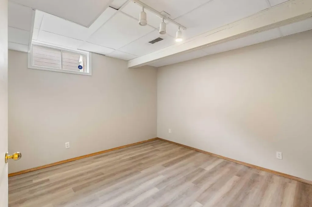 68 Scenic Acres Drive NW Calgary AB T3L 1C2
