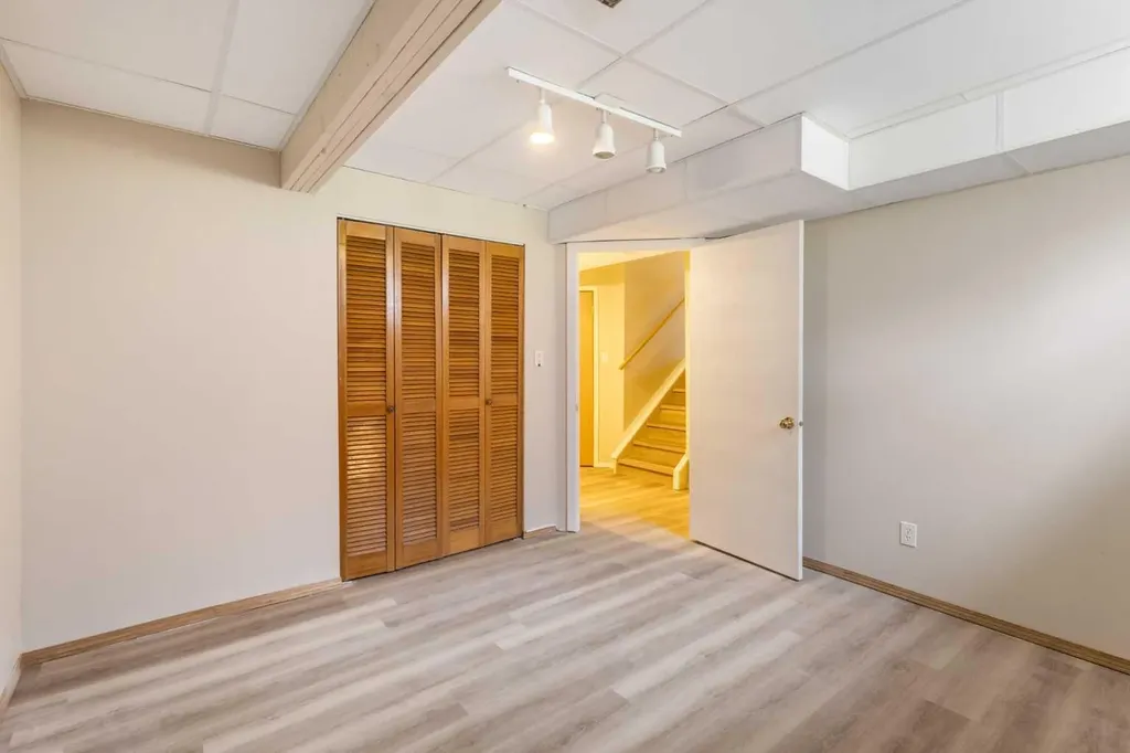 68 Scenic Acres Drive NW Calgary AB T3L 1C2