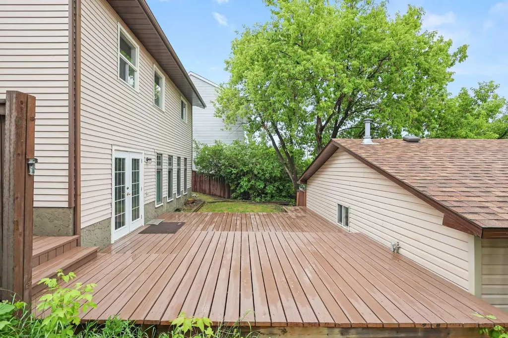 68 Scenic Acres Drive NW Calgary AB T3L 1C2
