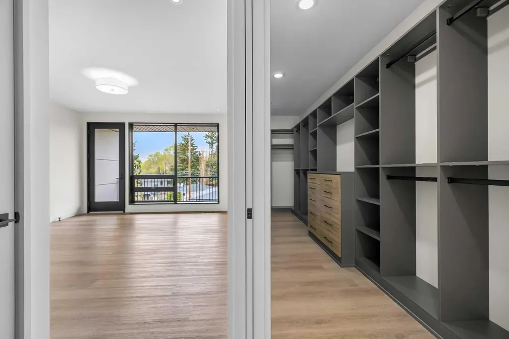 3D Willow Crescent SW Calgary AB T3C 3B8