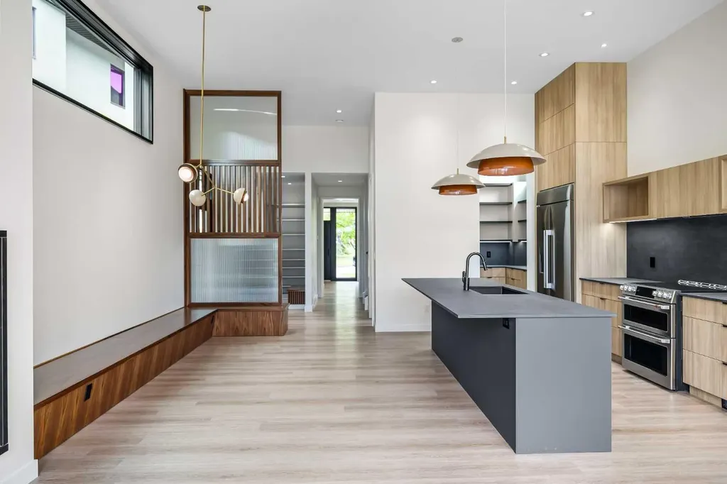 3D Willow Crescent SW Calgary AB T3C 3B8