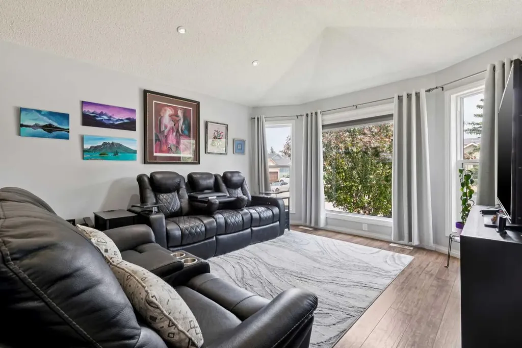 336 Coventry Close NE Calgary AB T3K4C5
