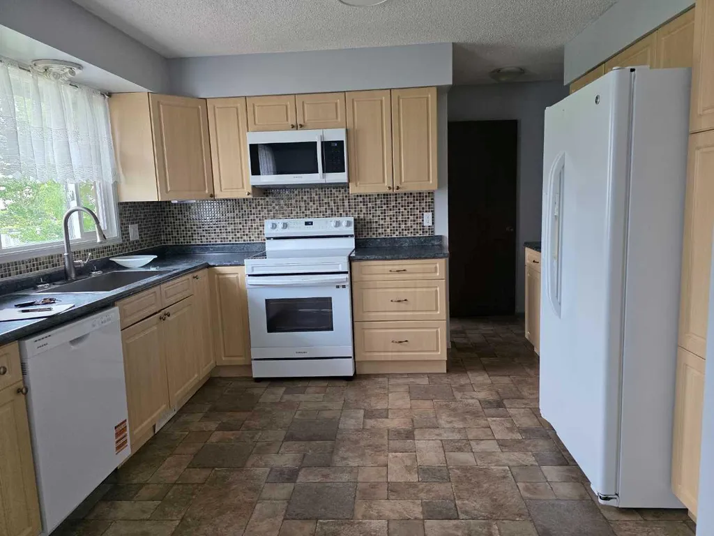 9102 99a Avenue Sexsmith AB T0H 3C0