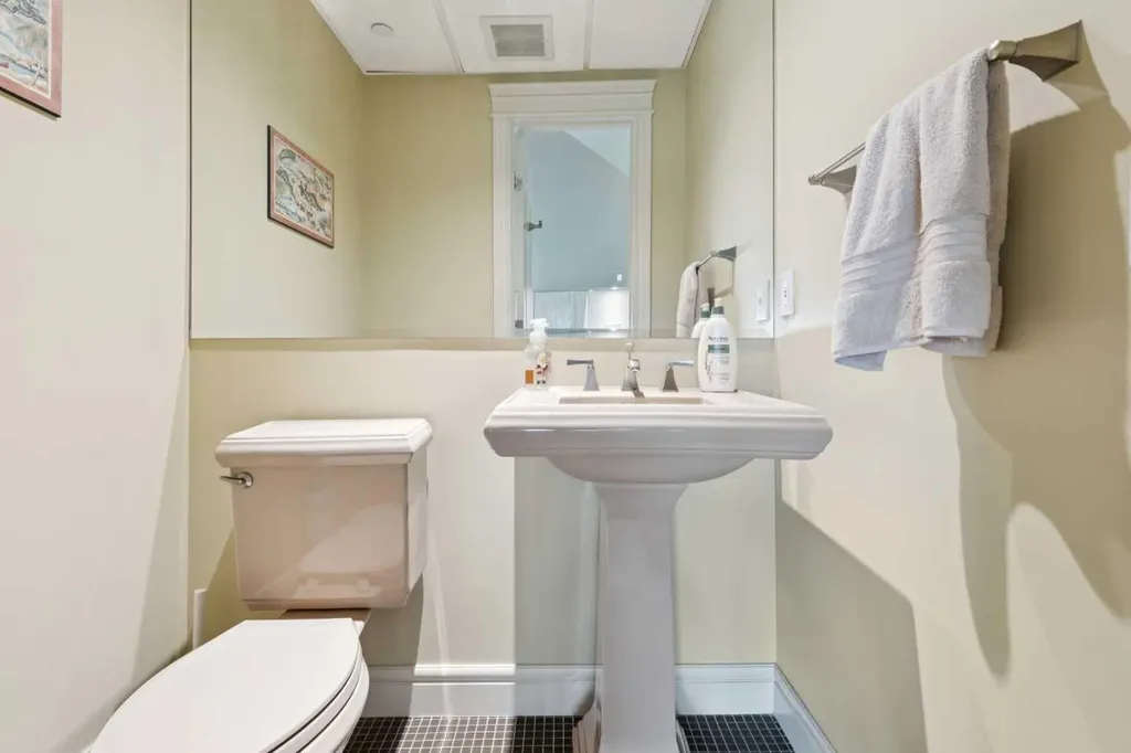 836 15 Avenue SW Calgary AB T2R1S2