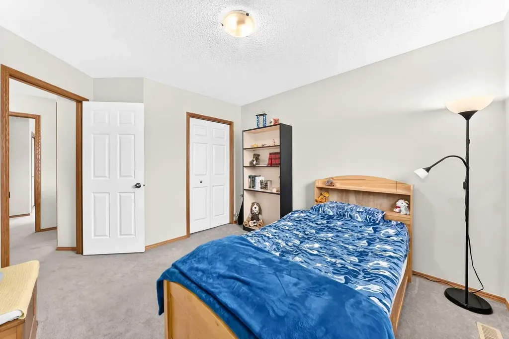 383 Edgebrook Rise NW Calgary AB T3A 5J8